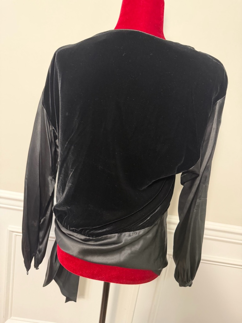 Vintage 1980-1990 Levante black velvet and satin evening blouse. - Picture 6 of 8